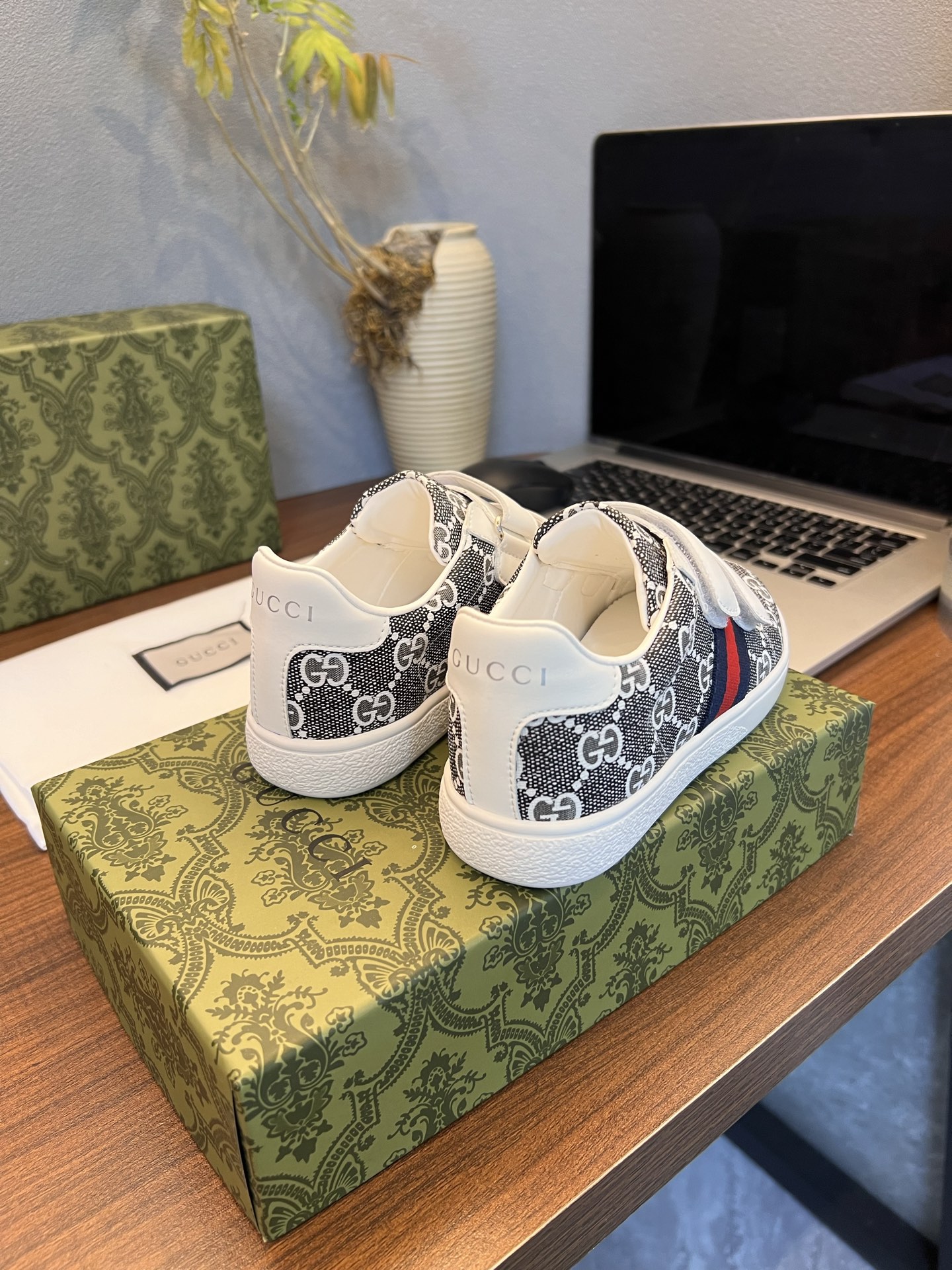 Children's shoes child